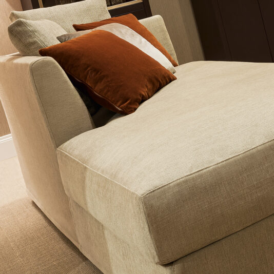 Italian Designer Upholstered Modern Chaise Longue Italian Designer Upholstered Modern Chaise Longue